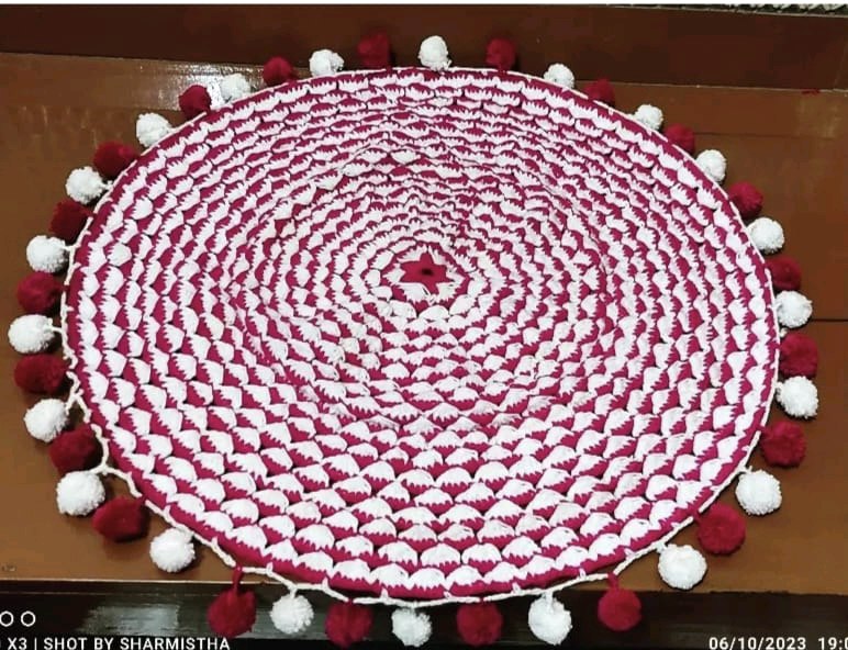 Pom-pom Round Crochet Mat (Red & White)